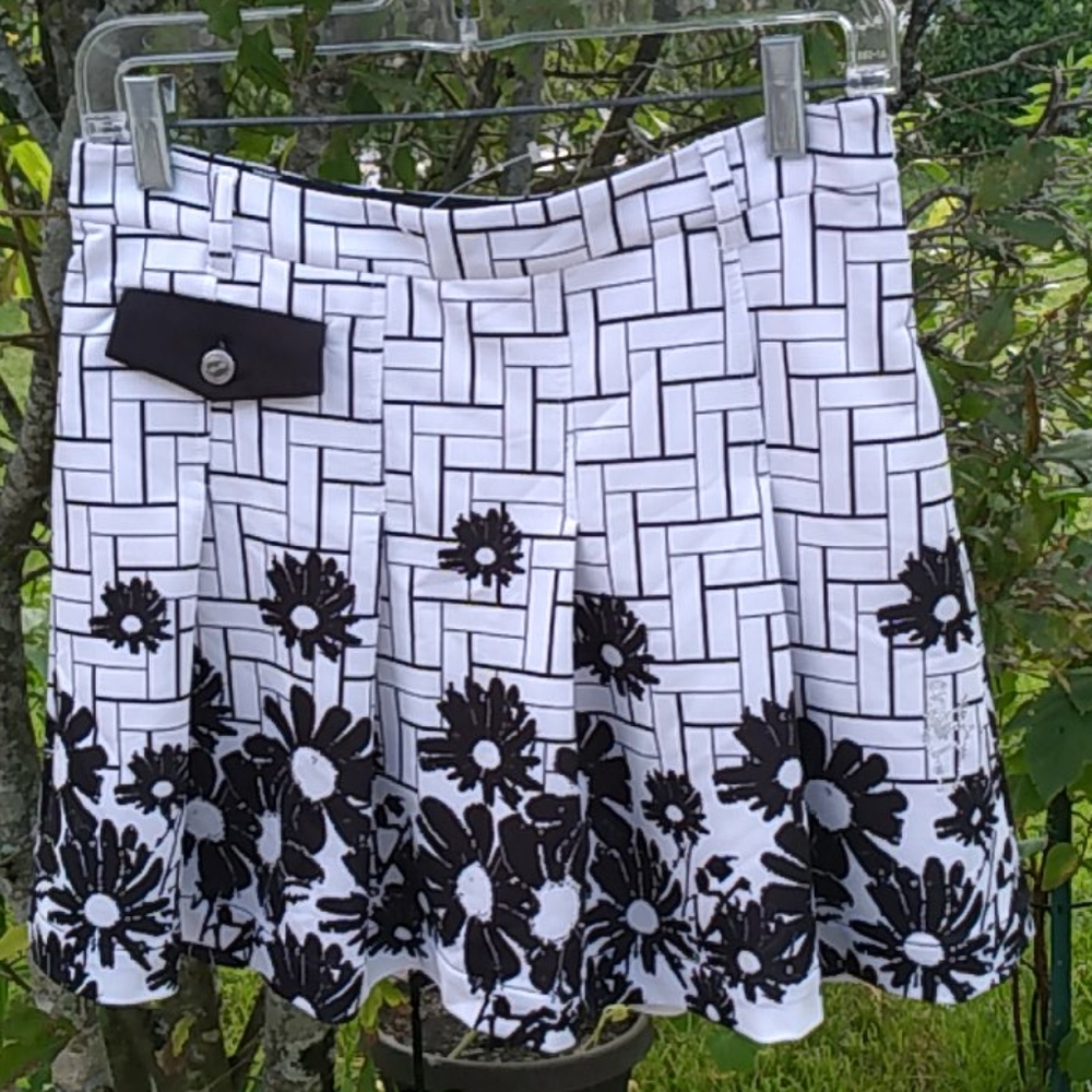 SUN VIEW GOLF SKIRT  size  38 ( like new)